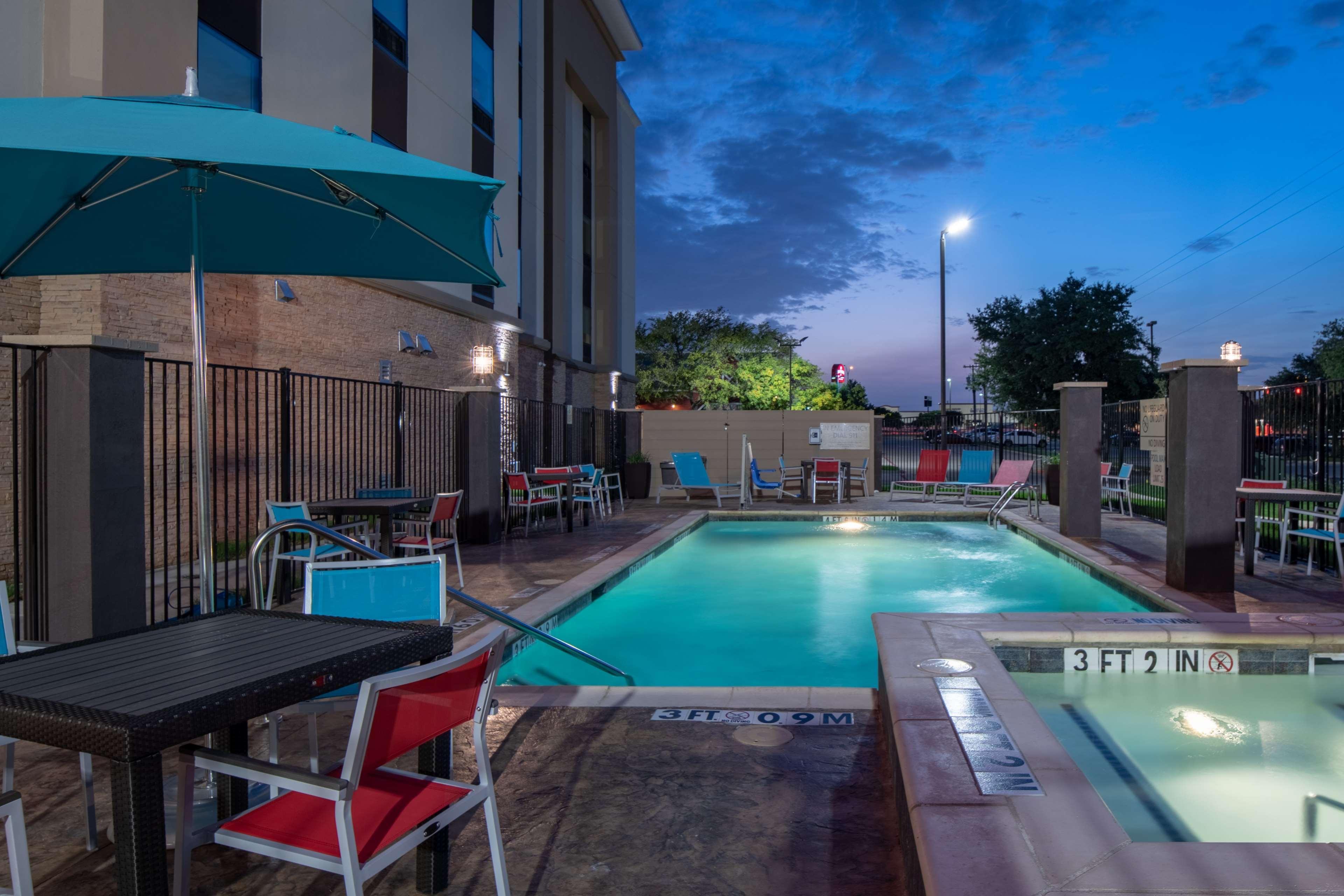 Hampton Inn & Suites Dallas/Plano Central Bagian luar foto